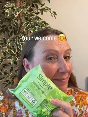 This feels so good in this heat... I'm using my @Simple UK cleansing wipes to give me a refresh! #notjustforcleansing #SimpleSquadUK #AD #Simplewipehack