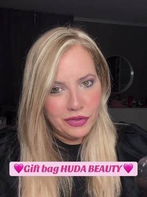 Per chi ama il beauty come me, queste sono le piccole gioie che fanno sorridere! 🥰💖 Non mi aspettavo assolutamente di ricevere questa borsettina Huda Beauty e sono super felice. ✨ La sorpresa più bella? 🥹💖 Dentro questa splendida borsettina Huda Beauty c’era anche il profumo… personalizzato con il mio nome! ✨ Un dettaglio che ha reso questo regalo ancora più speciale e che non mi aspettavo assolutamente. Per una beauty lover come me è stata davvero una bellissima emozione. 🌸 Grazie di cuore per questo pensiero così unico! 💕#hudabeauty #bag #gifted #beautycontent #viral @ICI PARIS XL Belgium @Huda Beauty @Huda @hudabeautyshop