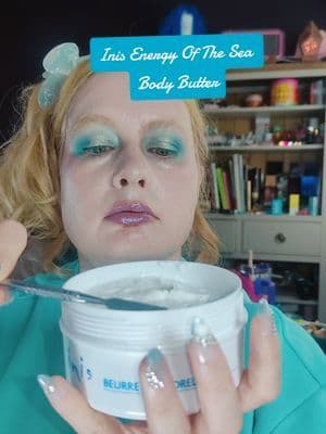 #Gifted If your vibe is enchanted mermaid then this body butter will remind you of being at the sea shore when you're on land and not able to be frolicking in the ocean waves. The scent is so fresh, calming, and magical. I've listed the fragrance notes below. Top notes: Sicilian lime, Italian bergamot and neroli blossom. Heart notes: Geranium and Lily of the Valley, base notes: Cloves, nutmeg, Indian sandalwood and Irish oakmoss. Inis Body Butter from Inis the Energy of the Sea, is full of nutrient rich seaweed extracts and sea minerals. The Shea butter and coconut oil deeply moisturise the skin, and it's suitable as an after sun treatment. @Inis the Energy of the Sea @BeautyBuddy #Inis #BeautyBuddySquad