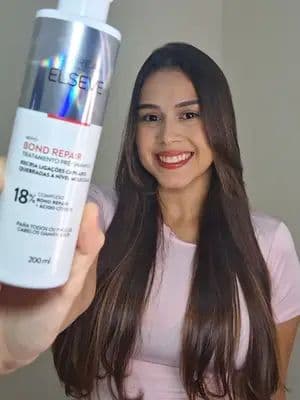 Eu tava cuidando do meu cabelo, sim. Hidratação aqui, finalização ali… mas nada parecia dar conta do frizz, do toque áspero, e daquele brilho que não vinha NUNCA. 😩 Foi aí que me explicaram que os fios também sofrem danos invisíveis, e que a solução pode estar ANTES do shampoo. O tratamento pré-shampoo da linha Elseve Bond Repair de L’Oréal Paris mudou meu cabelo. Só 5 minutos de ação e ele já começa a reconstruir as ligações internas dos fios com alta concentração de ácido cítrico. É reparação profunda MESMO. Resultado? Cabelo leve, forte, com brilho e toque de cabelo saudável. 💬 Me conta aqui: você já usou algum tratamento pré-shampoo? E qual dano você mais sente no seu cabelo hoje? ✨Marca aqui aquela amiga que PRECISA dessa dica! #Publicidade @L’Oréal Paris LorealParisHairCare #ElseveBondRepair #LorealParis #Publicidade #BondRepair #PréShampoo #CabeloDanificado #TransformaçãoCapilar #ReparaçãoCapilar #CabeloReal #DanoZero #CabeloDeMilhões #HairTips #FioForte #CabeloForte #DesmaiaCabelo #DicaDeBeleza