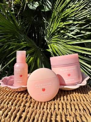 Shine, breakouts, and oily skin? 🍑 I’ve finally found a 3-step routine that keeps my skin fresh, balanced, and glowing all day long. The Peach Cotton Trio is a game-changer: ✨ Pads – sweep away oil and calm the skin ✨ Essence – lightweight, controls sebum, keeps pores clear ✨ Cream – locks in hydration with a smooth, matte finish Three easy steps → one glowing result 💖 This is an AD. @skinfood_global @skinfood__influencers #skinfood #pinkskincare #sebumcontrol #kbeauty #tiktokmademebuyit