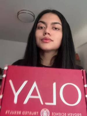 Gracias a Olay por regalarme este increíble set. Estoy muy emocionada de abrir y probar el Olay Regenerist Face & Neck Lifting Treatment junto con la crema Retinol24 Night Moisturizer. Además, incluye un Face & Neck Roller que me encanta porque su cabezal es removible, lo que hace que sea muy fácil de limpiar. No puedo esperar para comenzar esta rutina que ayuda a tensar, levantar y esculpir el rostro, el cuello y la línea de la mandíbula. ¡Gracias @Olay Skin Care y @chimeable ✨ #gifted #onlyolay #OlayUGC #viral #pov
