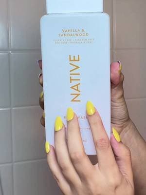 Desde el primer uso , lo que más destaca es el aroma : es una mezcla súper elegante entre la vainilla dulce y el sándalo más cálido y amaderado. No es un olor pegajoso. #complimentary #GiftedByNative #NativeVanillaSandalwoodBodyWash @Native @influenster