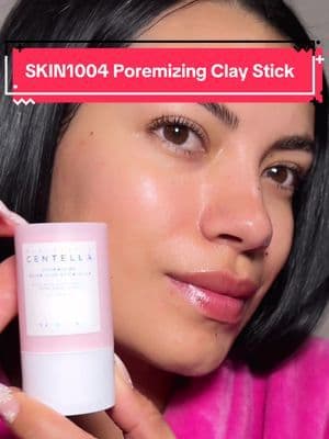 Puntos negros y textura en la piel? Esta barrita rosa de @SKIN1004 US trabaja al instante. Absorbe el exceso de grasa, limpia los poros y mejora la textura desde el primer uso. Tu piel va a quedar más suave, más limpia y sin tanta congestión. Añádela al carrito antes de que se agote 🛒💗 #skin1004 #centella #TikTokMadeMeBuyIt #koreanskincare #kbeauty