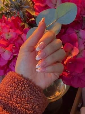 Look this how pretty ✨🌸🎀 hands on this nails before its gone. I’ll tag this on shopping card ✨🎀 @Glamnetic #nails #springnails #tiktokshopfinds #pressonnails #glamneticnails