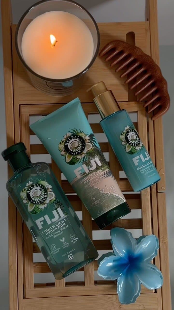 Yes! Yes! Yes!
#AD Who could say no to a little coconut freshness on wash day? 🥥
I’ve been trying the Herbal Essences