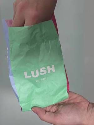 #AD Sometimes you just need abit of self care in the form of a warm bath, candle on and a Lush bath bomb. (Of course my 6 year old still had to assist me putting the bath bomb in to the tub 🤣) @LUSH #lushcosmestics #friendsoflush #bath #selfcare