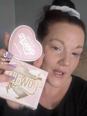 Ready to wave goodbye to tired-looking eyes? Say hello to your new beauty obsession. The P.Louise Under-Eye Brightening Powder is specifically designed to transform your makeup routine, giving you that coveted, wide-awake "airbrushed" finish in seconds
#plouise #pl #tiktokmademebuylt #sale #tiktokshop #beautytiktok #makeuphacks #fypシ゚viral🖤tiktok