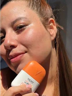 El truco de 30 segundos que no sabías para elegir protector solar ☀️✨ Busca SPF50+, hidratación y textura ligera. Yo elegí Vichy UV Aqua porque protege, hidrata y deja un acabado invisible. Y lo mejor funciona para todo tipo de piel🧡 #MevsUV #VichySkinCare #Publicidad #VichyFM@Vichy Laboratoires @For_Me