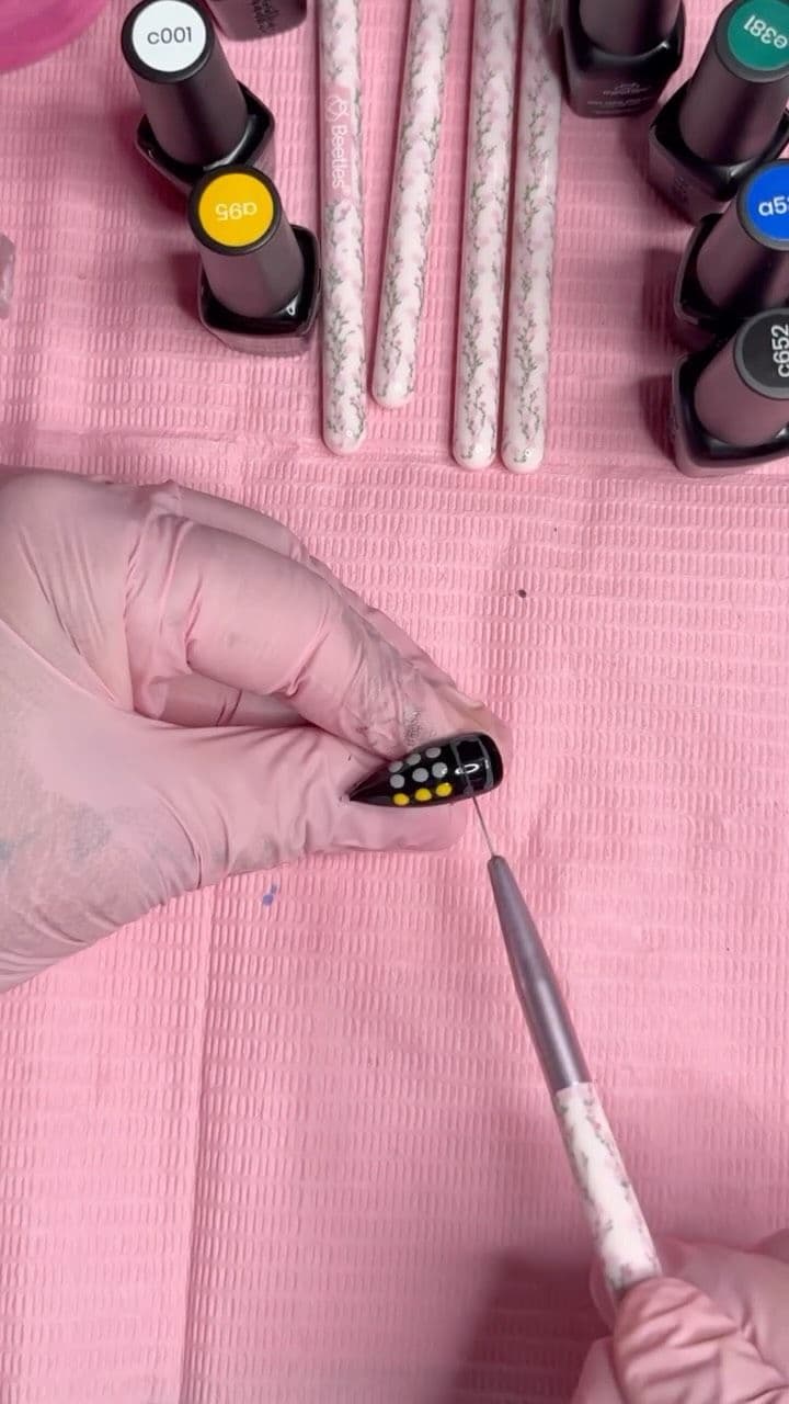 Created this back to school nail set with Beetles Nails Nook Gel Nail Polish 🚌
Link in bio ⭐️ Use discount code ANISHA