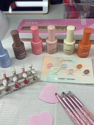 The color palette in this Beetles x Pantone Nail Glow is so beautiful 😍 Look how good they look together. Not only that