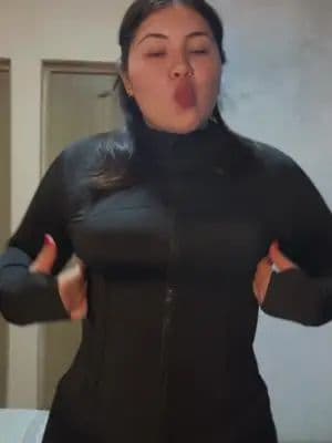Ok pero… ¿por qué nadie está hablando de ESTA joyita de TikTok Shop? 😭✨ Literal es el dupe de la Define Jacket de Lululemon pero a una fracción del precio 👀 La calidad está 10/10, se ajusta hermoso al cuerpo, hay mil colores y se ve increíble para el gym o para un outfit casual 🖤 Yo ya la probé y no exagero: me encantó 😮🔥 Si quieres verte fit sin gastar de más… esta es LA señal 🫶 #TikTokShopMéxico #GymOutfit #DupeFinds #Activewear #comprastiktok