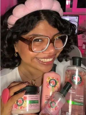 Si eres de las que quiere oler a fresita TODO el día 🍓🌸 esto te va a encantar. La nueva línea Rosa Mosqueta de Herbal Essences no solo deja tu cabello suave e hidratado… también hace que huela delicioso por horas 🤍 El perfume capilar tiene microcápsulas que liberan fragancia cuando tocas tu cabello, así que el aroma se reactiva durante el día ✨ Yo lo combino con la línea completa para potenciar el olor y que mi cabello huela rico TODO el día. ¿Te enseño cómo lo aplico para que el aroma dure más? 👀 Rosa Mosqueta, Nueva línea, Herbal Essences @Herbal Essences LA @For_Me #RosaMosqueta #HerbalRosaMosquetaPEFM #Publicidad