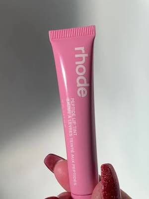 Happy 1st of November Loves ! I’m here with @rhode skin and I’ve got some super luscious newness to share today ! introducing… the peptide lip tints get the complete collection of these sheer-but-buildable shades that melt onto lips for a rich, glossy finish. the restorative, fragrance free formula leaves lips naturally plump, hydrated, and nourished from within. all four fragrance free shades of Peptide Lip Tint are available in Ribbon, Raspberry Jelly, Toast and Espresso KEY INGREDIENTS: shea butter peptides cupuaçu babassu BENEFITS • Lip tint and treatment in one • Restores + replenishes dry lips • Helps lock-in moisture for visibly plumper, softer lips #rhode #rhodeskin #rhodeskincare #rhodeliptreatment #lips #liptreatment #lipgloss #peptides #skincare #gifted