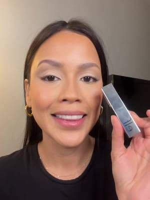 Este labial de e.l.f. me sorprendió 😍 Gloss con color, hidratante y nada pegajoso. El tono Lovesick es perfecto para todos los días 💋 Te lo dejo en el carrito 🛍️✨ @elfcosmetics #TikTokShop #ELFCosmetics #LipGloss #MakeupFinds #BeautyTok
