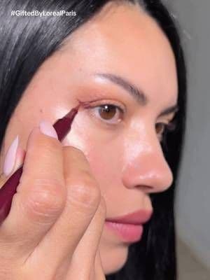 #giftedByLorealParis ✨Obsesionada con este look monocromático en burgundy 😍✨ @loréal paris usa @L’Oréal Paris no falló con esta colección… volumen, intensidad y una mirada que lo dice TODO 🔥 ¿Team burgundy, azul o café? 👀 #LorealParis #MakeupLook #BurgundyMakeup #EyeMakeup