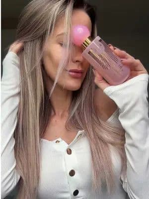 Apresento pra vcs o melhor body splash da vida !! O Aurora Shine da @Aura Beauty Club 💖✨ #aurabeauty #apaixonada #cheirosa #tiktokshop #bodysplash #aurorashine