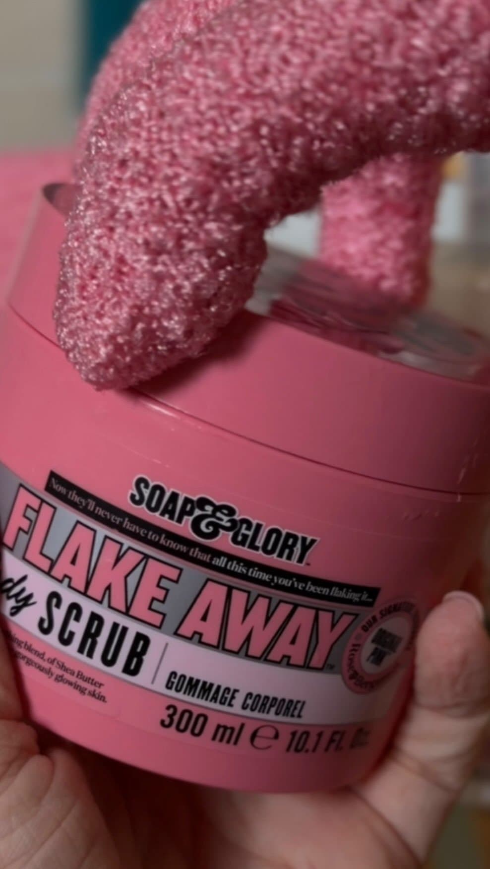 My Soap & Glory shower ritual 💕
Starting with Flake Away to exfoliate and smooth my skin, followed by The Righteous But