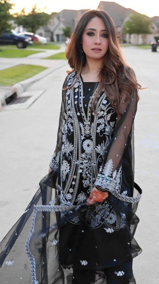 @sapphirepakistan -@westbysapphire always makes my wardrobe beautiful
#pakistanisuits #pakiatanifashion #pakistanistre