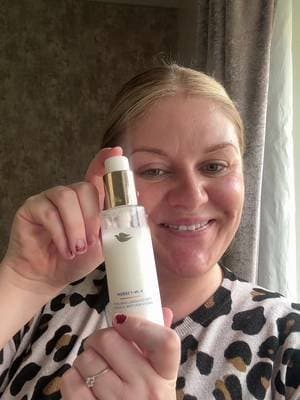 Dove 4-in-1 Body Serum 🧡 science-backed body serum for healthy luminous skin 🥰✨ All the goodness for yourskin 👇 ✨Niacinamide ✨collagen peptides ✨Vitamin E #DoveBeautyCreativeLab #AD #Dove4in1BodySerum @DoveUKI