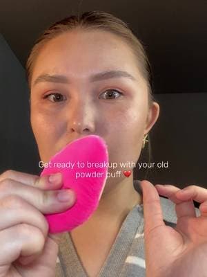 The @Beautyblender Power Pocket Puff combines luxury and performance. From setting your makeup to refreshing your look, it delivwrs precision and control for a flawless finish 💎💘 #BBXBTMAR25 #beautyblender #setandbake #facebeat #PowerPocketPuff #ad @beautytap