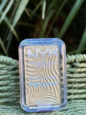 A new glow has arrived and it’s nothing short of radiant ✨ The NYX Buttermelt Highlighter in Butta Than Gold blends a soft, light-gold hue with a silky texture that melts effortlessly into the skin. Its luminous finish flatters olive undertones beautifully, offering a glow that feels both effortless and refined. Formulated with light-reflecting minerals for a soft-focus shimmer and enriched with shea butter, mango seed butter, and sweet almond oil to leave the skin feeling nourished and smooth. A delicate touch of fragrance adds to the sensorial experience, though a patch test is always wise for sensitive skin. Subtle yet striking. Golden, but never glittery. Swatches and first impressions to follow. Stay tuned ✨ @nyxcosmetics_uk #contentmasters #makeupaddyx #NYXButtermelt #GlowWithGrace #RefinedRadiance #Glow_with_Ania #NYXCosmetics #ElegantGlow #ButtaThanGold #ad #gifted
