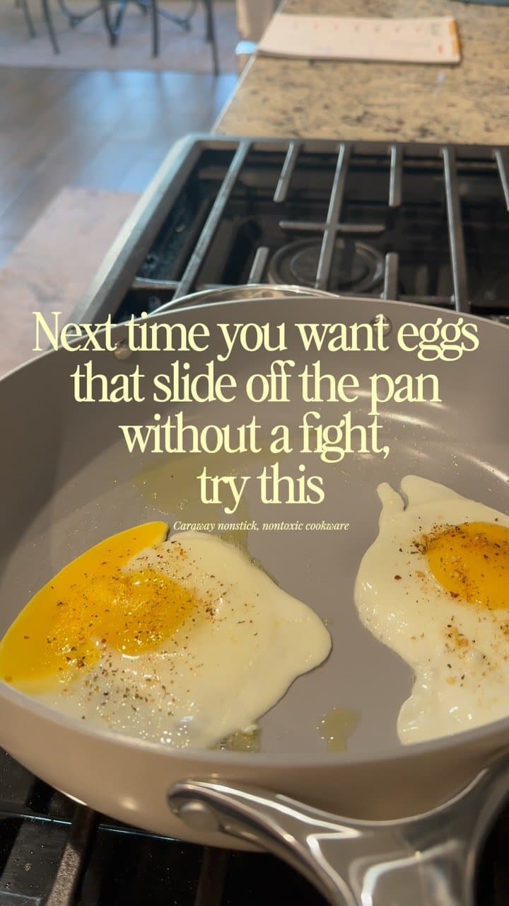 The pan that’s making our chaotic breakfasts a little easier lately 🍳 gifted by @caraway_home , non-toxic ceramic coati