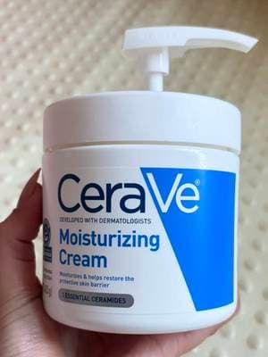 Es la mejor porque es Desarrollada con dermatólogos, esta crema rica y no grasa proporciona una hidratación de 48 horas y una barrera cutánea más fuerte en solo una hora. Formulado con 3 ceramidas esenciales, ayuda a restaurar la barrera de la piel y alivia rápidamente la piel seca y con picazón. Sin fragancia, no irritante y no comedogénico. #LOrealistar #CeraVePartner #GiftedByCeraVeMLAD @CeraVe