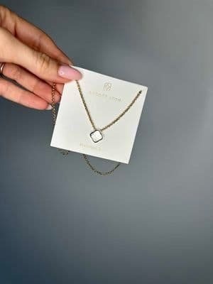 My favourite piece from @Abbott Lyon β¨β¨ The Pearl Clover Necklace , I love how delicate this necklace looks and the way the pearl clover shines in the light π aff link in my bio!! #TheALCollective #ALFave #abbottlyon #ad #gifted