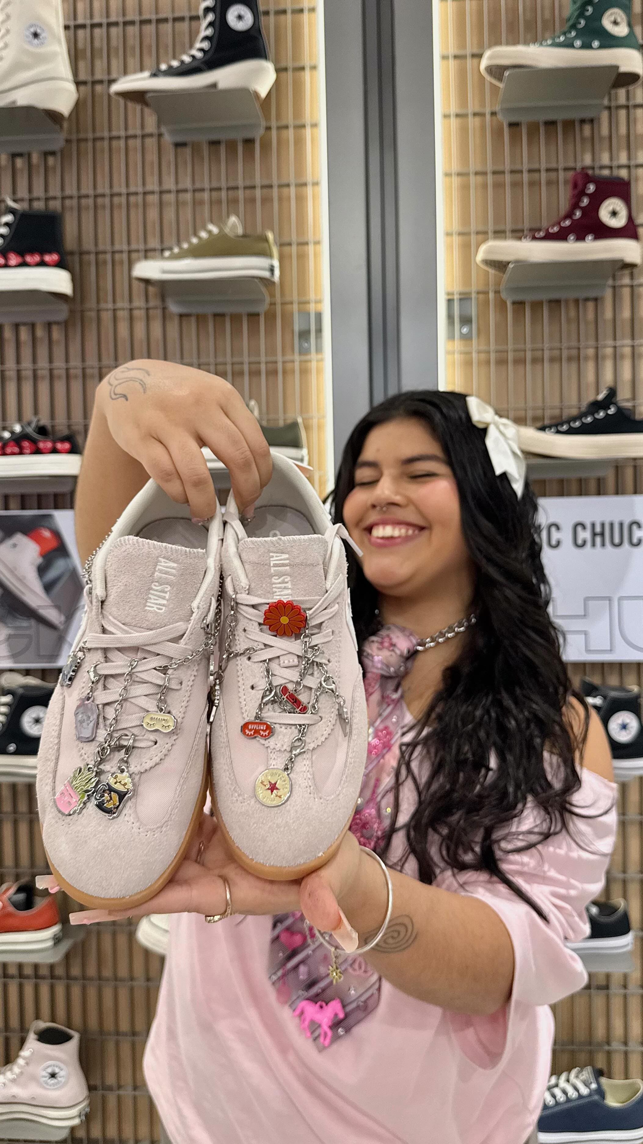 ¡Fui a @converseperu a personalizar mis nuevas zapatillas y quedaron increíbles! 💗 ustedes también ya pueden acercarse