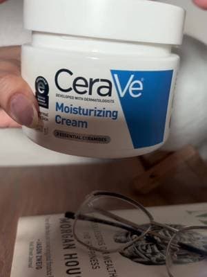 ¿Qué hay en mi bolso/qué hay en mi tocador? 💙 esta crema hidratante es una de mis favoritas por siempre ✨👌🫶🏻 #LOrealistar #CeraVePartner #GiftedByCeraVeMLAD @CeraVe