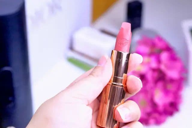 Charlotte’s Hot Lips Lipstick in Shade : “ Liv It Up “ is inspired by the rock ‘n’ roll ethereal beauty of Liv Tyler. This pretty ballet pink lipstick pairs perfectly with a sexy smokey eye! This one is the pale pretty pink moisturizing lipstick with smooth & creamy texture. Me encanta lo favorecedor que es este tono. 💋 HOT LIPS 💄 Shade : LIV IT UP 🛍 Shop this Beautiful & Fabulous Hot Lip Shade “ Liv It Up “ @ CharlotteTilbury.com And Use my unique referral code to get *15% off* 🌟 Code : rosayyiboFA02X @Charlotte Tilbury #CharlotteTilbury #MagicMakeupStars #ad #CT #MagicMakeupStar #MagicBeautyStar #MagicBeautyStars #BestMakeupEver #PillowTalk #Lipstick #Makeup #LipStickShade #HotLips #HotLips2 #LivItUp #LivTyler #SmokeyEye #Lips #PinkLips #pillowtalkoriginal #foryou #foryoupage #foryourpage #fy #fyp #fypage #fypシ #fypシ゚#trending #makeupartist #lipstick #swatch #fypシ゚viral #fypage #fy