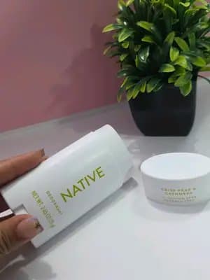 “Probando el Native Crisp Pear & Cashmere y de verdad que el olor es una delicia 🍐✨. Tiene una fragancia fresca y suave que dura bastante, perfecta para después de entrenar o para el día a día. Además, está hecho con ingredientes simples y sin aluminio, así que es amable con la piel. ¡Hueles limpio, fresco y elegante todo el día!” @influenster @Native #complimentary #GiftedByNative #NativeCrispPearCashmereDeoStick