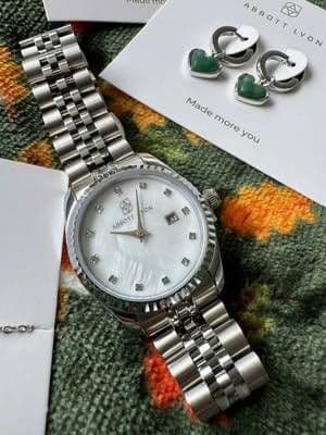 Unboxing my beautiful Abbott Lyon delivery ✨ Every piece feels so timeless and personal. Featuring the Mini Silver Pearl Link Belgravia 30 Watch, Green Quartz Huggie Earrings Set, Green Quartz Heart Pendant, Mini Birthstone Bracelet (Silver) – May, and two Droplet Birthstone Pendants (Silver) – May and February. The perfect mix of classic and modern sparkle ✨ 🔗 https://community.abbottlyon.com/a/glow.with.ania Available via LinkTree in bio. @Abbott Lyon #AD #Gifted #TheALCollective #Unboxing #glow_with_ania