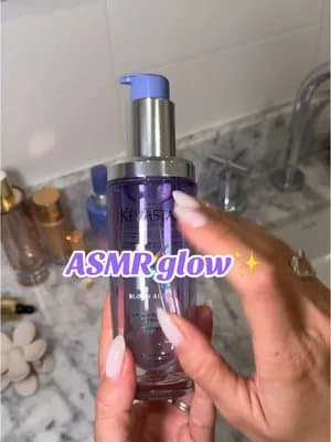 Cómo darle brillo, suavidad y fuerza a tu melena rubia en 1 solo paso 💜✨ Les presento el Cicagloss. El mismo producto de siempre pero en una versión renovada en un nuevo envase de materiales reciclados y preparado para refill #kerastase #asmr #oilsandrefills #pelorubio #pelosuave #haircaretips #haircare #ad @Kérastase