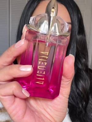 Alien Pulp de Mugler 💜 #GiftedByMugler Intenso, jugoso y completamente adictivo. Un perfume que se siente poderoso desde el primer spray y evoluciona de forma sensual en la piel. No pasa desapercibido… deja huella ✨ #GiftedByMugler #AlienPulp @Mugler