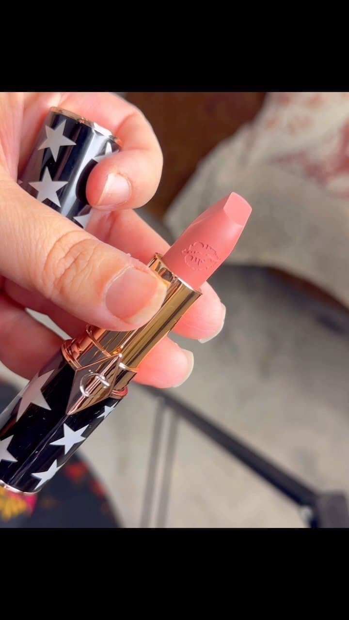 💄New! Rock Lips 💋
👄 Shade : Rocket Girl
Charlotte Tilbury’s New! Limited Collector’s Edition Lipstick Shade is cool