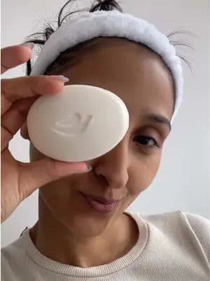 Mi piel siempre ha sido delicada, así que encontrar un jabón que la cuide sin resecarla fue un antes y un después. 🌿 El jabón Dove para piel sensible tiene 1/4 de crema humectante y un pH neutro que deja la piel suave, limpia y protegida desde el primer uso 💧✨ Perfecto para quienes buscan algo suave pero realmente efectivo. #Publicidad #CambiateTuTambien #DovePartner #DoveMuchoMasQueUnJabon #BañoDove
