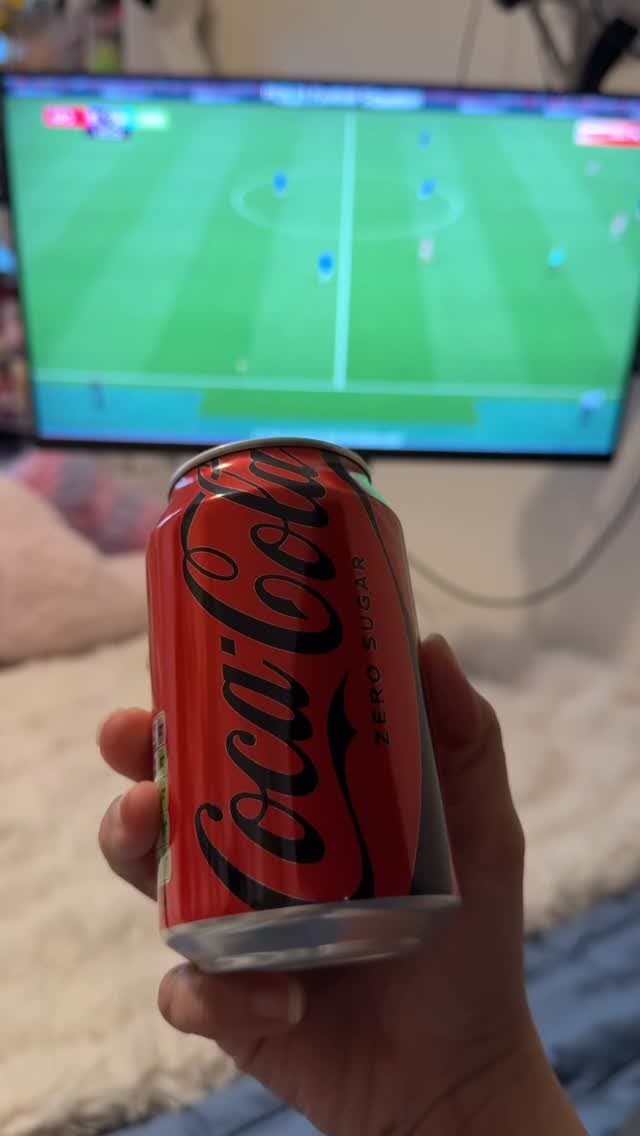 Cloudy days + football + my fave Coca-Cola Zero = perfect stay-at-home vibes 🖤🥤⚽️
Zero sugar. Full flavour. Full match