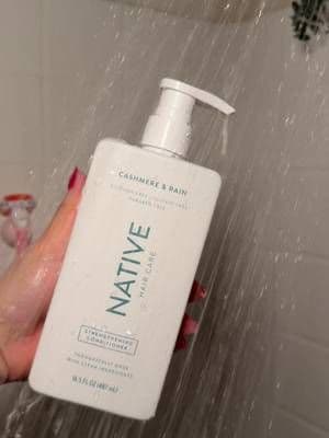 Loving this duo lately clean, soft and frizz-free hair without feeling heavy. Simple, effective and smells amazing ✨😮💨💧@influenster @Native #complimentary #GiftedByNative #NativeCashmereRainHairCare