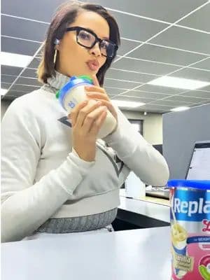 Mid-morning slump at the office? Trust me, you’re not alone 😅 Between the school drop-off and back-to-back meetings, lunch sometimes becomes… Replace® Lite o’clock 🕒💛 A Replace® Lite is my no-fuss, no-blender, no-drama light meal that’s perfect for busy days when nourishing myself needs to be quick, easy, and actually tasty (hello vanilla cupcake vibes 🎂). Try Replace® Lite today — link in bio Find Replace® Lite at @DisChem #ReplaceLite #Eezy2Make #Delicious #LocalIsLekker #HeresToHealth @replace_shakes This is in partnership with Nativa, but the views expressed are that of mine.