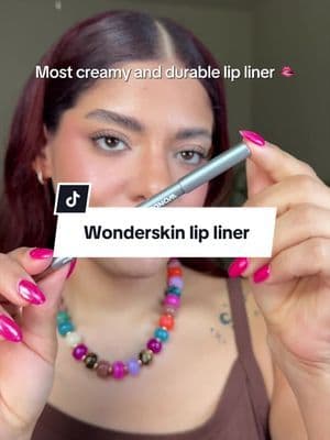 Este delineador de labios se desliza súper fácil, define los labios precioso y dura muchísimo. 🤎 Ya se volvió un básico