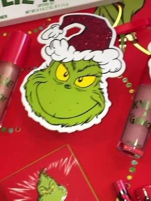 I am totally obsessed with this collection. @kyliecosmetics done an outstanding job with the packaging #kyliecosmetics #grinchcollection #PRpackage
