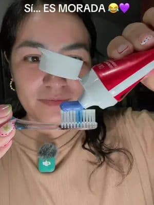 ¿Pasta de dientes MORADA? 👀💜 Obviamente tenía que probar la famosa #PurpleWave 😂 Probando la nueva Colgate Luminous White Color Correct ✨🪥 ¿Ustedes ya la conocían? 👀💜 @colgate.mx #PurpleWave #ColgateLuminousWhite #ColgateMexico #Ad