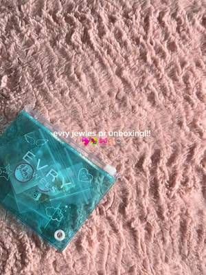 don’t forget to checkout @EVRY JEWELS make sure you use code ‘ZARIAH76’ for $$ off on your purchases!! 🛍️🎀🫧💞 #evryjewlescollab #fyp #evryjewels #evryjewelscollabs #preppyasthetic #trendy #goldjewelry #goldjewelryaesthetic #pr #prunboxing #haul