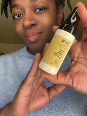I didn’t expect a soft hold styling cream to give me this much definition and last all through a rainy day💛 Oil: @AG Ca