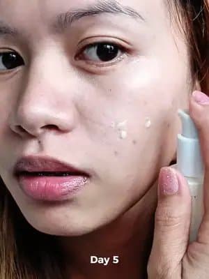 Part 45 ▶️ I didn’t realize how dull and uneven my skin looked… until this serum cleared it all up 😮💨 🧪 Key Ingredients: ✔️ 2% Retinal Liposome – reduces fine lines & boosts collagen ✔️ 58% Black Ginseng Extract – powerful antioxidant ✔️ Niacinamide – brightens and smooths skin tone ✔️ Bakuchiol – gentle retinol alternative ✔️ Peptides – supports skin repair & elasticity 🧴 How to Use: 🌙 At night – after cleansing, apply 1-2 pumps, massage gently, then seal with moisturizer. 🌞 In the morning – don’t forget sunscreen ha, very important pag gumagamit ng retinal! ⚠️ Disclaimer: 🚫 Do a patch test before full use 🚫 Bawal sa open wounds or broken skin 🚫 Start 2–3x a week kung sensitive skin ka 🌤️ Always wear sunscreen during the day! ✨ Visible results in just a few weeks – glow up ang peg! 🛒 Where to buy: Amazon, Yesstyle, Stylevana, Stylekorean @KSECRET GLOBAL #glowupwithretinalchallenge #ksecret #seoul1988 #RetinalSerum #AntiAgingSkincare #KSecretSeoul1988 #KoreanSkincarePH #GlowingSkinTips #TikTokMadeMeBuyIt #PeptideSerum #RetinolAlternative #KBeautyFinds