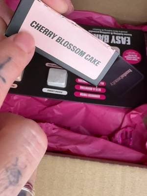 El soporte para teléfono Easy Bake Pressed Phone Grip regresa oficialmente a nivel mundial el 10 de septiembre, ¡y queremos ver cómo lo combinas, lo usas y lo personalizas! ✨ https://community.hudabeauty.com/s/camero.cruz @Huda Beauty #hudabeauty #hudabeauties #ad