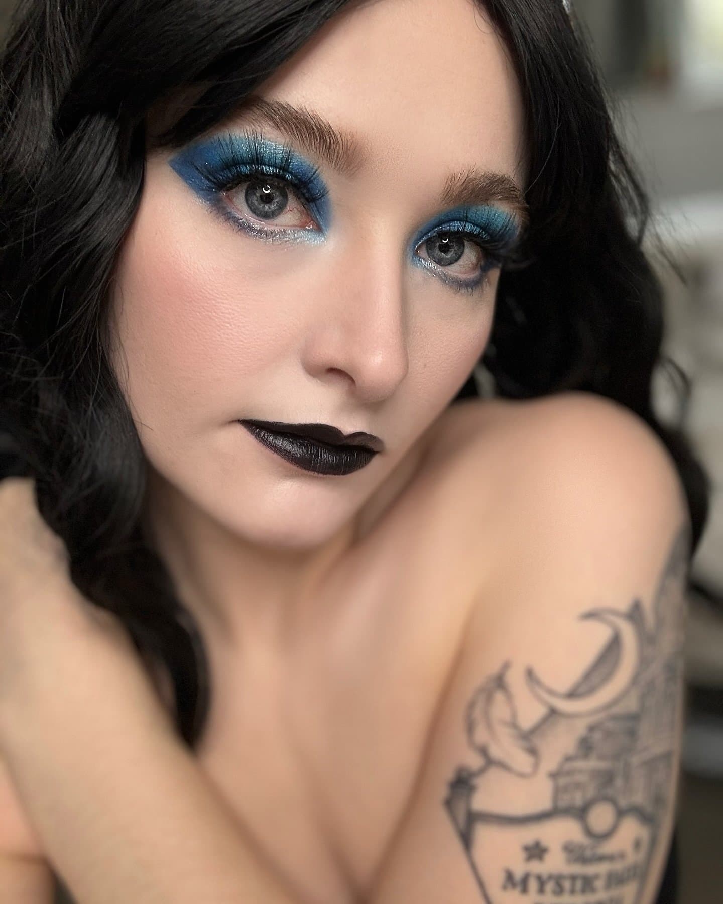 January Blues 🩵
@nyxcosmetics_uk The Face Glue🩵
@kvdbeauty Good Apple Foundation and Concealer
@elf Halo Wand Contour