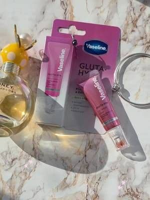 One swipe and the lips are GLOWING ✨💗 A little tint, plumped-looking lips, hydration + SPF 15 protection all in one 💋☀️ And the Hyaluronic Acid helps keep my lips feeling hydrated, while the non-sticky, comfortable texture makes it so easy to wear. Glossy, juicy and ready for the day 💫 @Baseline #VaselineGlowGettersUK #VaselineGlutaLipSwipe #AD